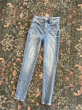 American Eagle Lightwash Ultra High Rise Jegging Skinny Jeans